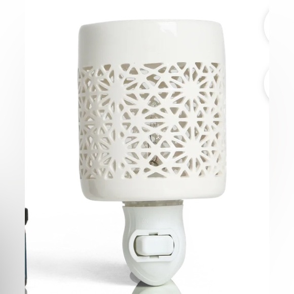 BLUZEN webbed plug in oil warmer - Picture 1 of 3